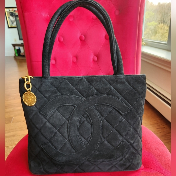 Chanel CC Medallion Quilted Suede Black Bag - Picture 2 of 12